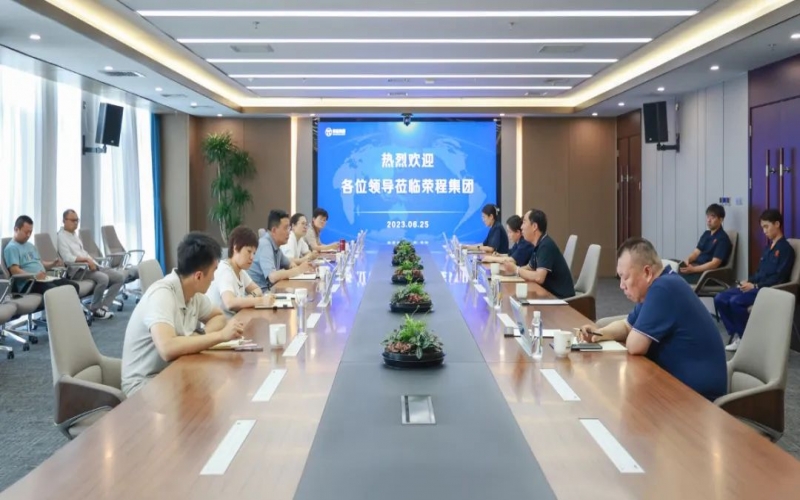 津南區(qū)副區(qū)長薛彤一行到訪榮程集團(tuán)就企業(yè)生產(chǎn)運行、科技攻關(guān)等調(diào)研服務(wù)