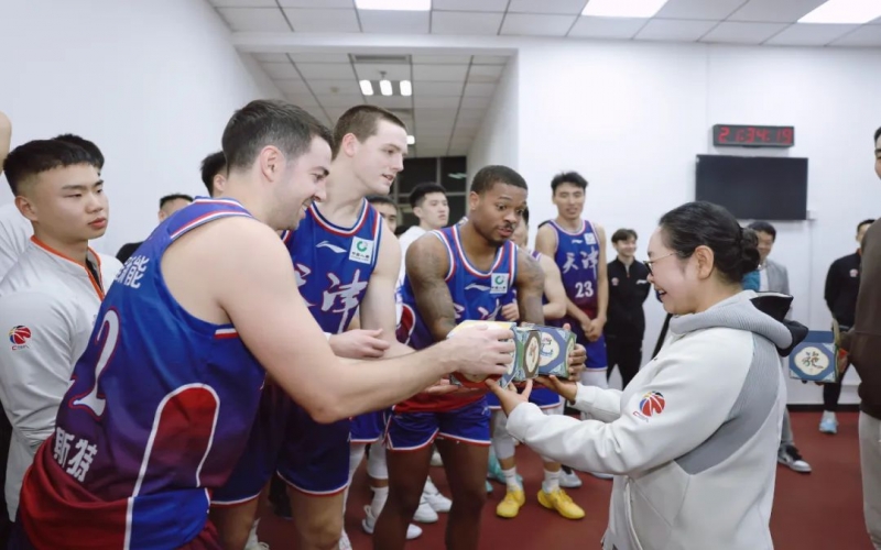 天津先行者兩連勝！張榮華主席給球員送上一份“特殊”禮物