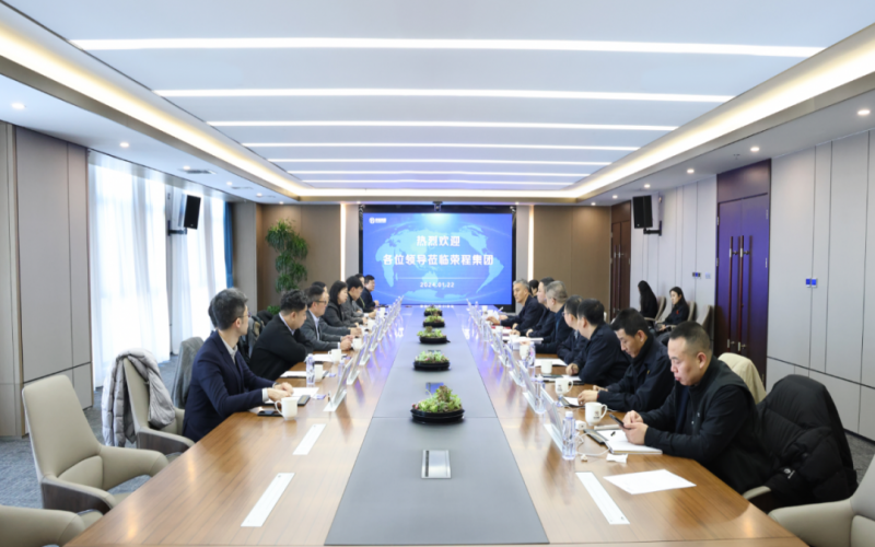 信德集團(tuán)業(yè)務(wù)發(fā)展部總監(jiān)袁偉強、榮華控股企業(yè)集團(tuán)執(zhí)行總裁郝曉嬋一行到榮程集團(tuán)參觀座談