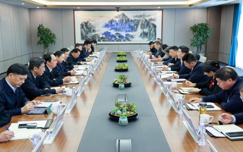 津南區(qū)委副書記、區(qū)長楊灝一行到榮程集團調(diào)研慰問