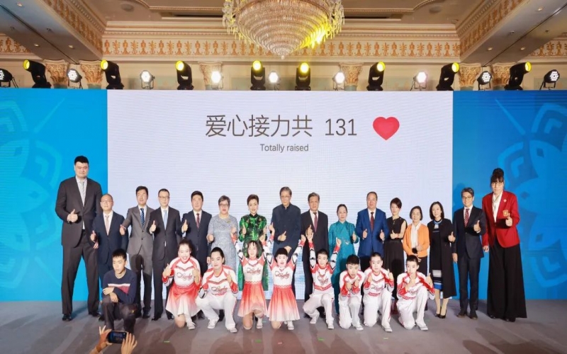 群星熠熠 為愛接力 融合慈善晚宴在津舉行  榮程集團(tuán)董事會(huì)主席張榮華、總裁張君婷出席